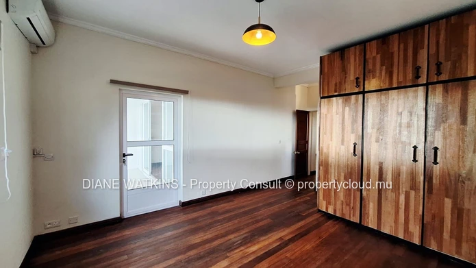 Appartement moderne à vendre à Floréal avec balcon et vue panoramique.