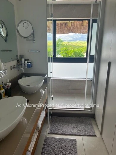 Duplex 3 Chambres à Vendre à La Mivoie, Rivière Noire – Vue sur la Rivière et les Montagnes