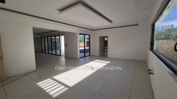 PDS Villa for sale in Grand Baie, 191m² living space, 466m² land, 4 bedrooms, private pool, luxury interior and exter...