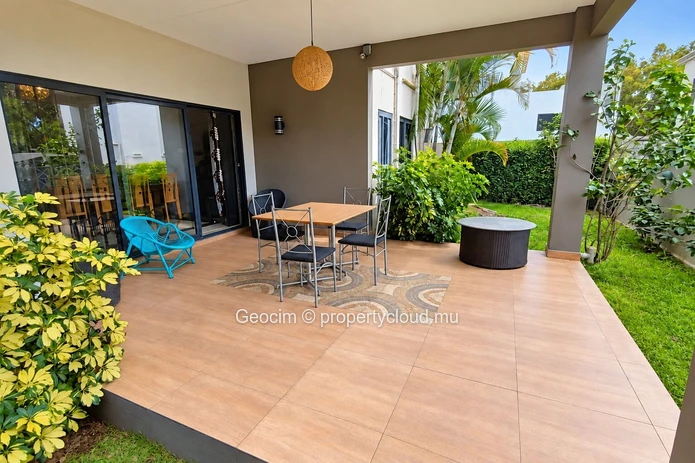 Ebène maison meublée de 4 càc 3 sdb bureau sur 134 toises terrain clos. Disponible. (Mandat exclusif)