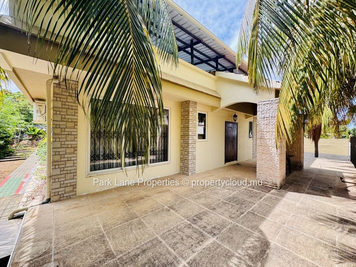 Cosy family home with jacuzzi and spacious terrace