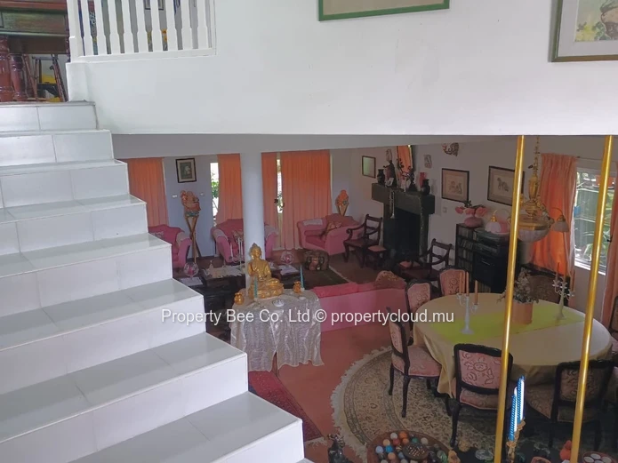 Maison dans morcellement célèbre = Proximité d'avenue Nalletamby