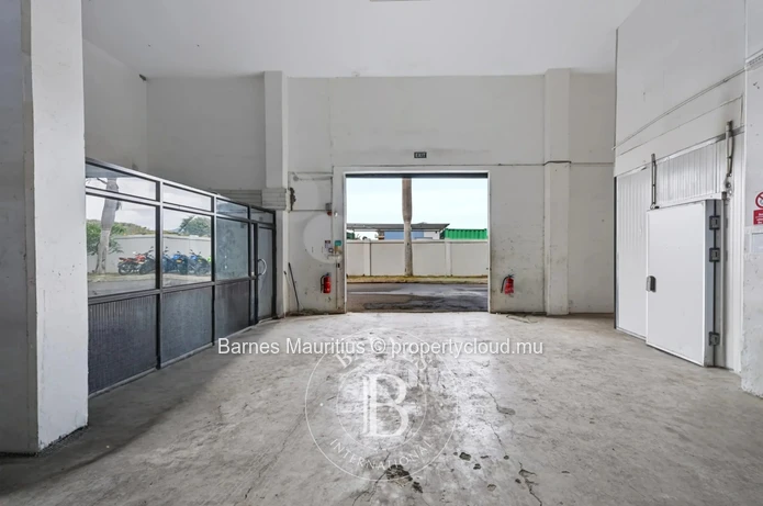 RICHE TERRE - Entrepôt - 414 m²