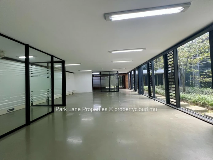 Bureaux modernes  à Phoenix – Rez-de-chaussée + Mezzanine – emplacement stratégique et cadre verdoyant