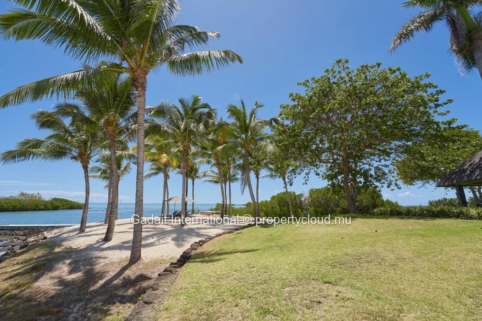 Invest in luxury on the west coast of Mauritius with this 630 m² villa offering ocean views