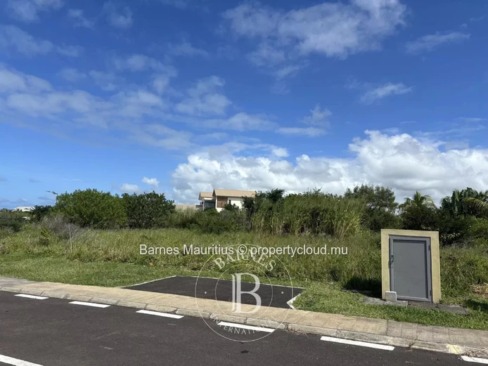 BEAU VALLON - Residential corner plot - 1057.88 m²