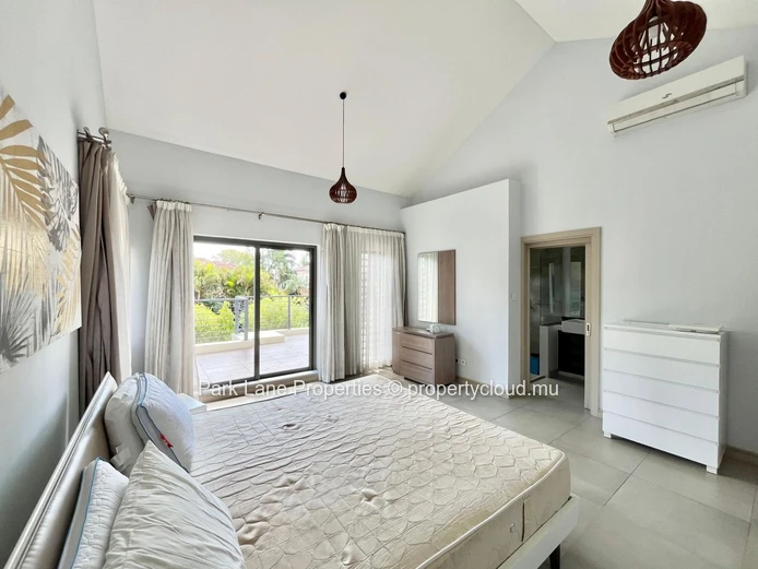 Duplex de type townhouse avec trois chambres, jardin et terrasse à Trianon