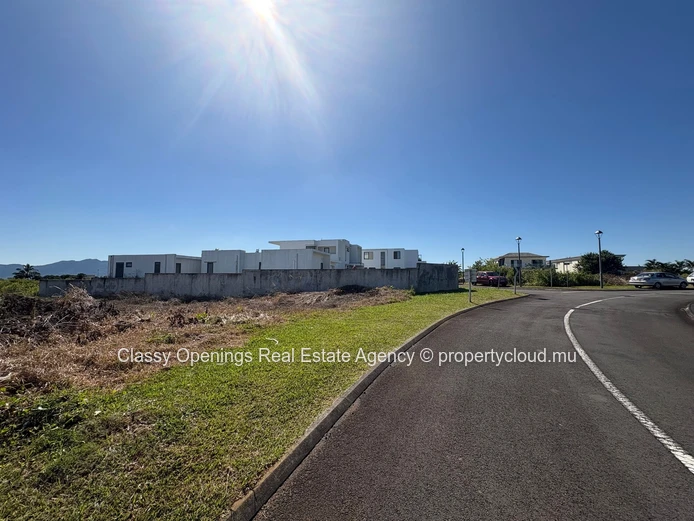 Sunny 576m² Roadside Plot in Highlands - Near Shops & School