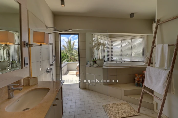 Furnished 4-bed duplex with river and mountain views, and close to the beach