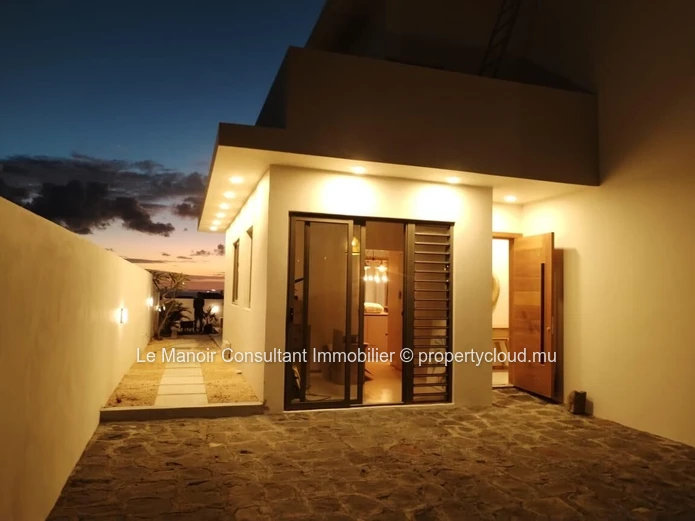 Villa moderne de 4 chambres en suite avec piscine privée- Morcellement sécurisé.