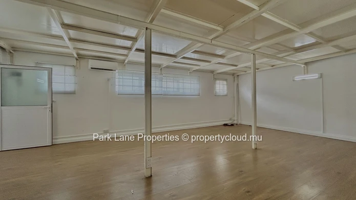 Bâtiment industriel de premier choix à vendre : bureaux, espace d'entrepôt, emplacement idéal
