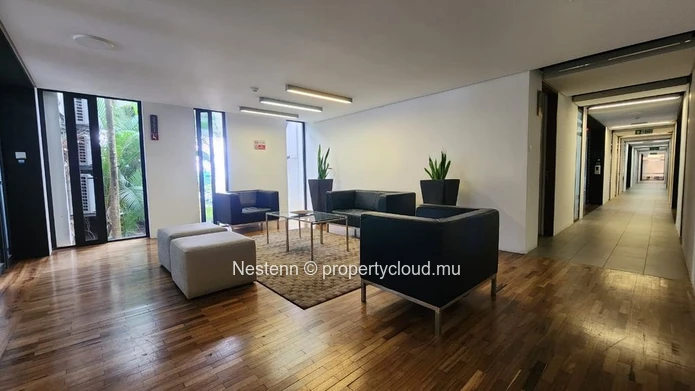 Modern office of 22.5 m² with a private parking and convenient amenities nearby.