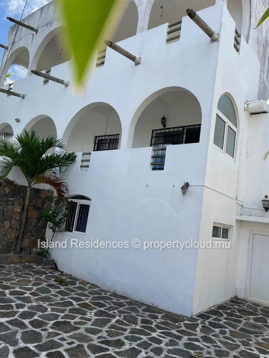 Furnished apartment with 3 bedrooms, a large covered terrace and parking space