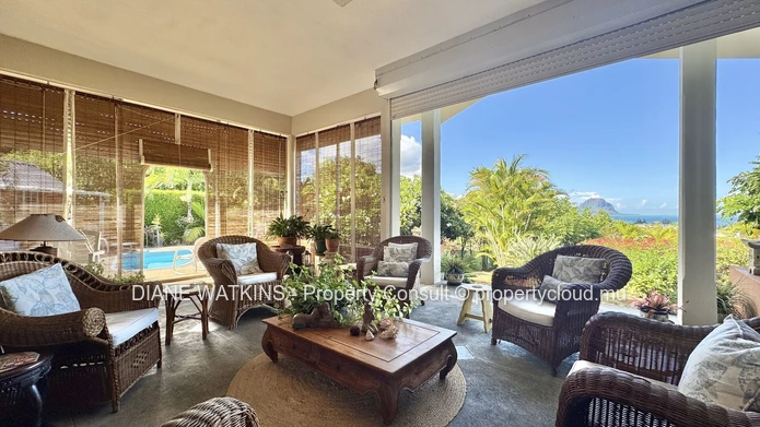 Villa élégante avec vaste jardin et vue mer à Tamarin