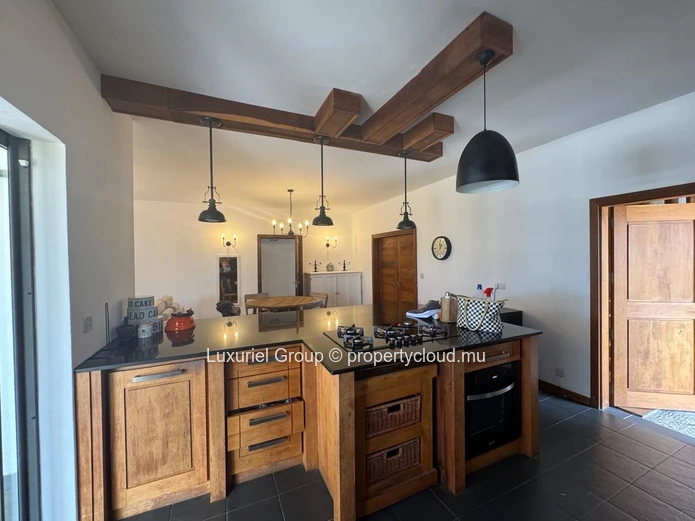 Belle propriété de prestige sur grand terrain a vendre à Grand Baie