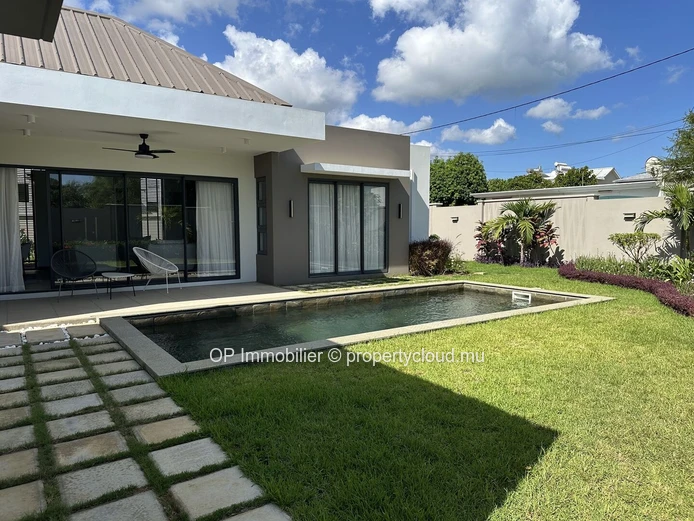 Maison à vendre à Cap Malheureux, Grand Baie, 151m², terrain 325m², 2 chambres, piscine privée, proche commodités. Pr...