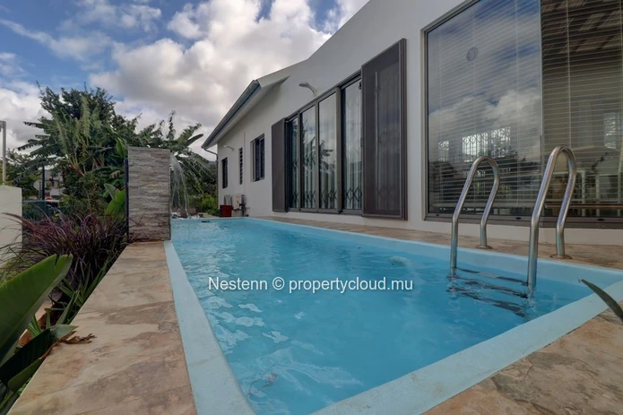 Villa moderne avec piscine et vue imprenable sur les montagnes dans une résidence sécurisée
