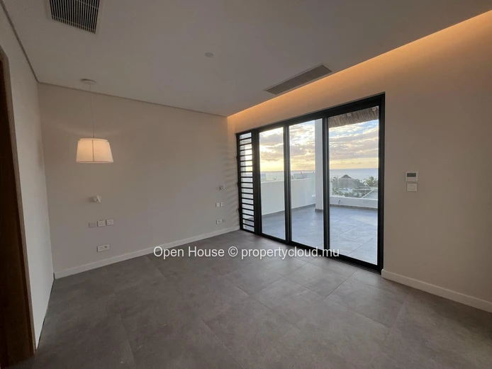 Seafront penthouse in Rivière Noire, 280m², 3 bedrooms, private pool, panoramic sea view.