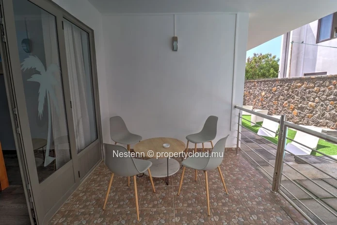 Appartement moderne de 2 chambres avec salle de bains privative et piscine