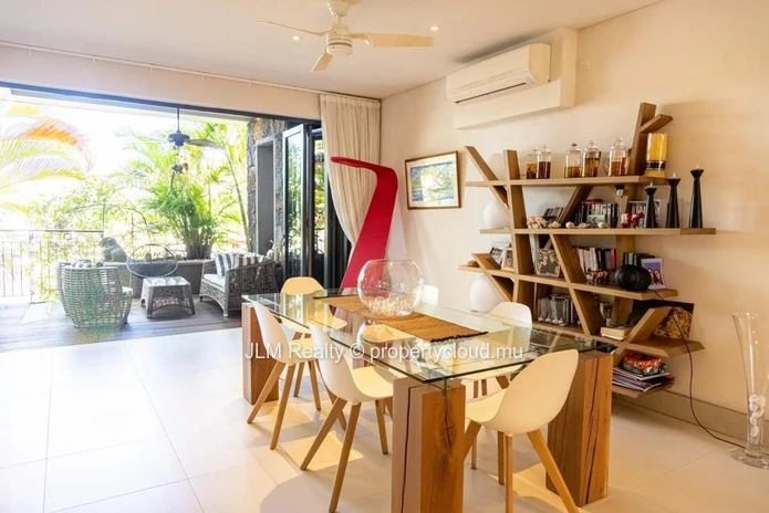 Magnifique Duplex avec ponton privé à vendre dans la Marina de Rivière Noire, Ile Maurice