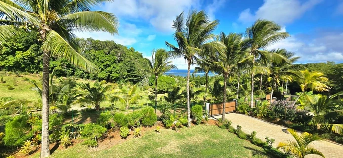 To rent: Furnished and equipped house of 237 m² on a plot of 1500 m² at Baie du Cap