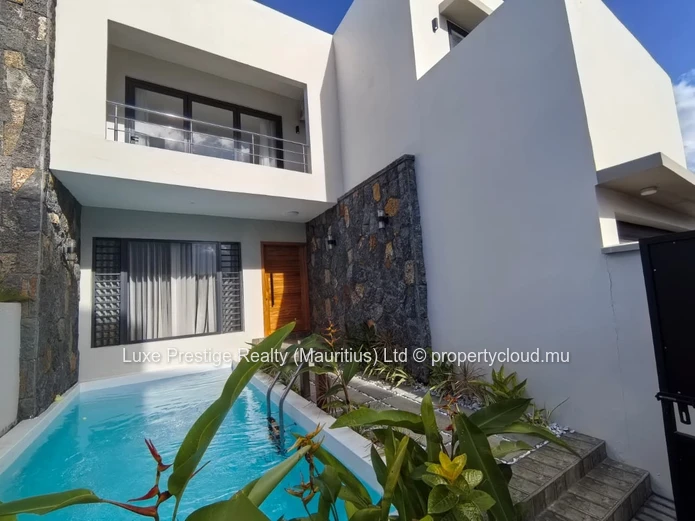 Villa Neuve de 4 Chambres à Louer à Grand Baie | Piscine Privée, Garage, Balcons et Propriété Sécurisée