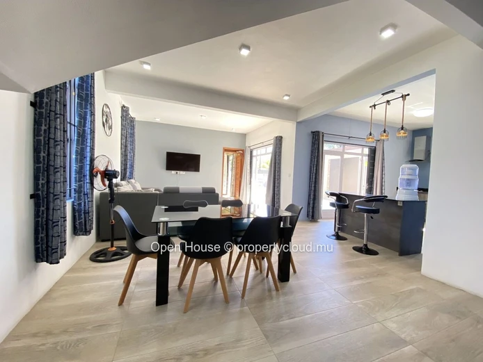 Vente Marché local - belle et grande villa lumineuse de 5 chambres entièrement meublée avec piscine privée - Calodyne