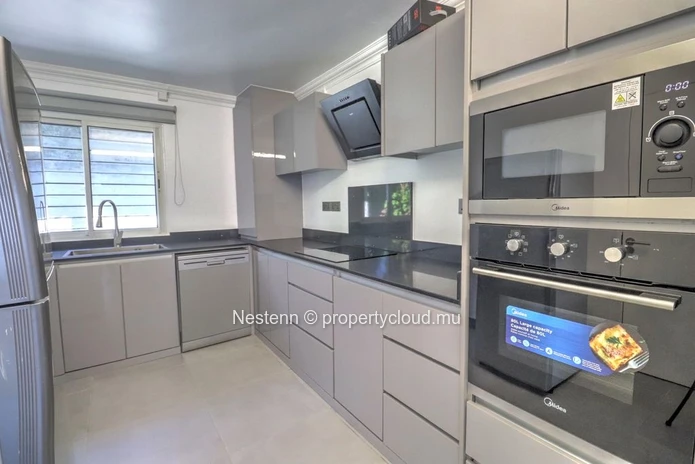 Appartement de 3 chambres récemment rénové à louer à Pointe aux Canonniers