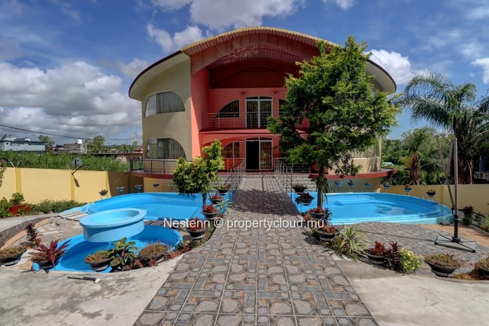 Traditional 5 bedroom house with swimming pool and garden 