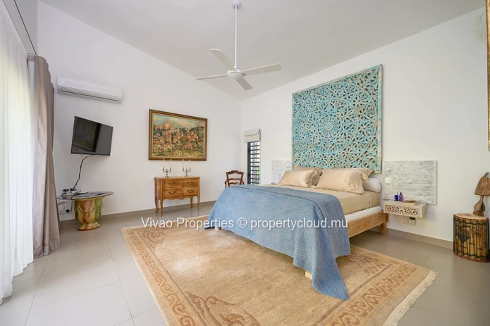 RES villa, accessible to non-Mauritians, for sale in Grand Baie, 362m² of living space, 1,185m² plot, 4 bedrooms, off...
