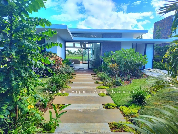 Superbe Villa Sur Le Golf A Azuri Village Avec Acces Hotel Radisson Blu – Ile Maurice