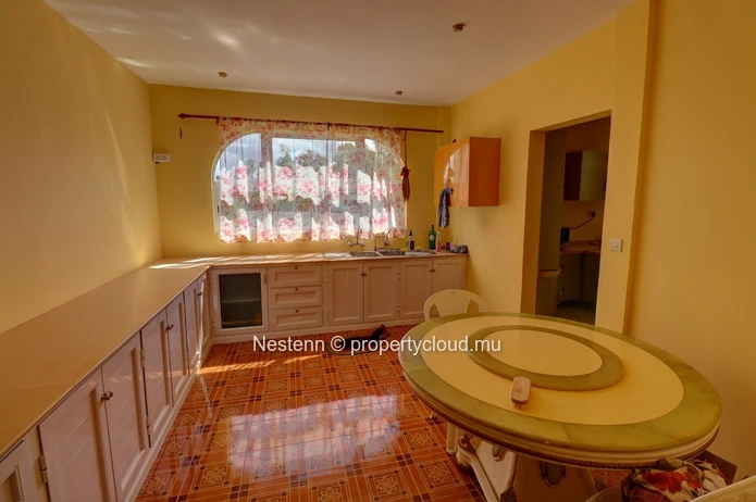 Traditional 5 bedroom house with swimming pool and garden 