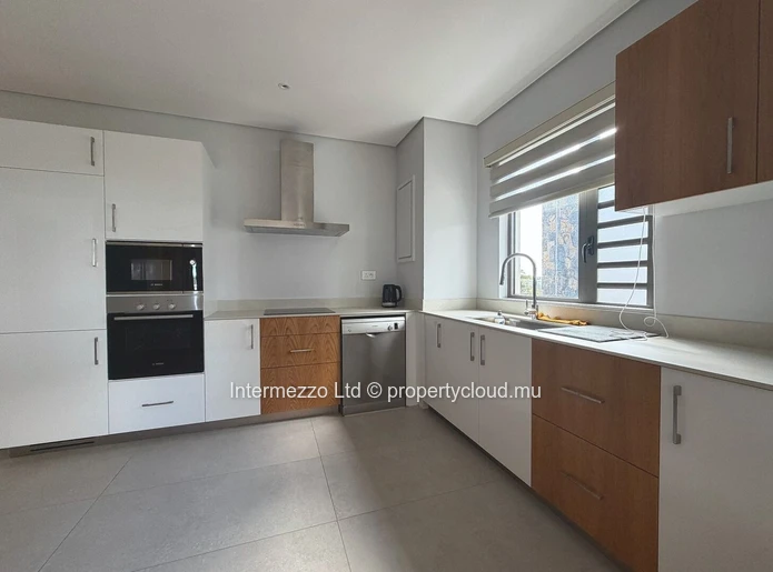 Pereybere | New 144 m² Apartment with Pool, Walk to Beach