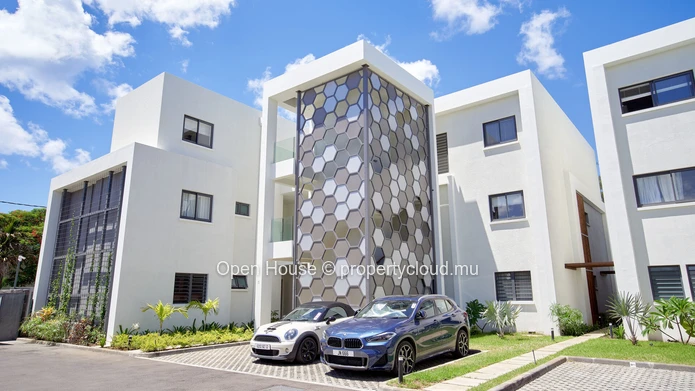 FOR SALE - Apartment R+2 - Pointe aux Canonniers - 3 bedrooms, communal pool, close to the beach - accessible to fore...