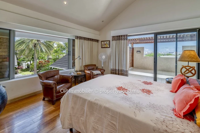 Villa RES à vendre à Grand Baie, 380m² habitables, terrain de 1.045m², 4 chambres, piscine privée. Meublée, climatisé...