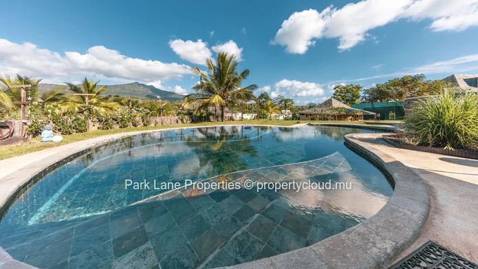Charmante maison familiale au pied de la montagne avec un jardin tropical luxuriant et des vues spectaculaires