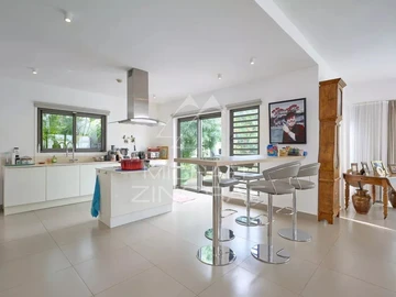 5 Bedroom Villa