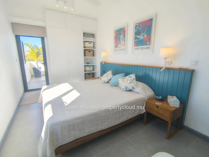 Luxurious penthouse facing the sea in the heart of a prestigious estate. 3 bedrooms, Master suite. Pool and restauran...