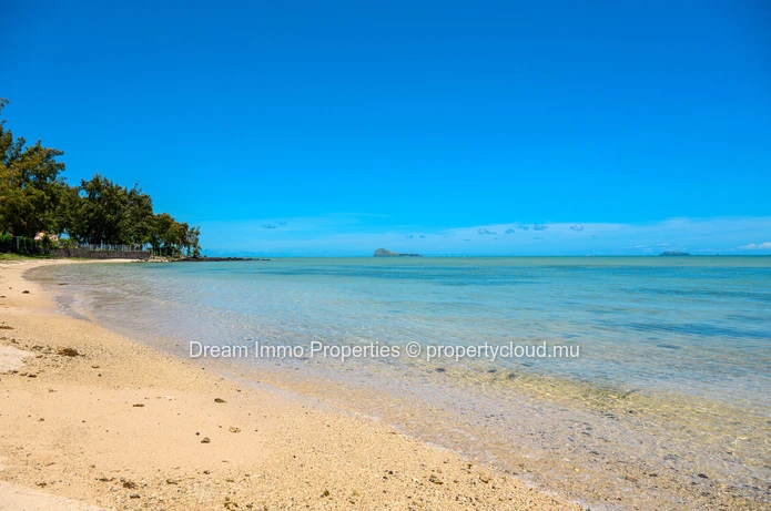 Appartement meublé de 3 chambres avec piscine privée en bord de mer à Grand Baie – Ile Maurice