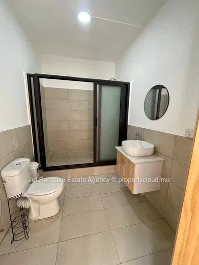 Appartement moderne de 2 chambres avec piscine