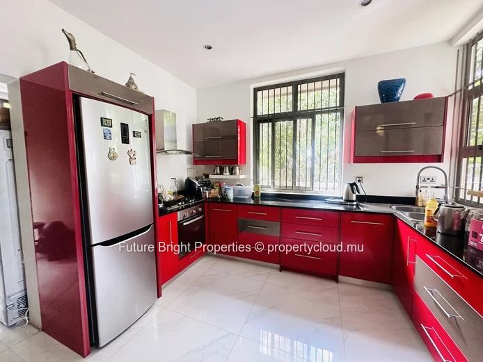 À vendre : Une œuvre contemporaine avec un terrain expansif et un cadre de vie de luxe.