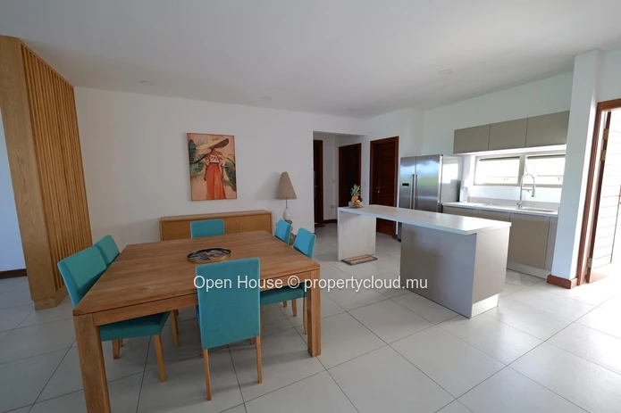 For rent - Apt - Pointe aux Canonniers: partial sea view - 3 en-suite bedrooms - covered terrace - communal pool - gy...
