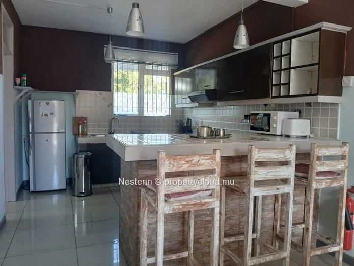 Charming ground floor triplex apartment in Vacoas with 2 bedrooms, American kitchen, balcony, and close to shops and ...