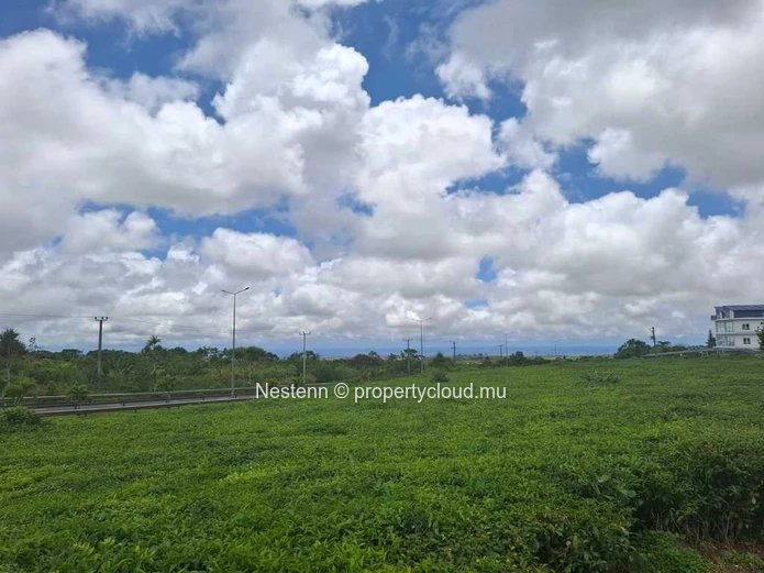 Terrain commercial et résidentiel de premier ordre le long de l'autoroute M2 