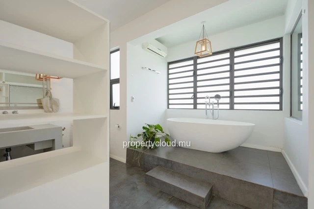 FOR RENT – 3-bedroom penthouse with sea view, Pereybere