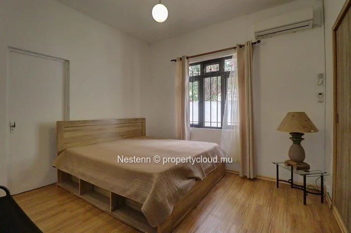 Charmante maison au rez-de-chaussée avec espace jardin – Proche du pont SAJ