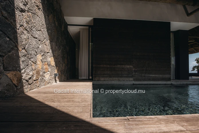 Villa pieds dans l'eau à vendre – Une adresse d'exception sur la côte Ouest de l'Île Maurice
