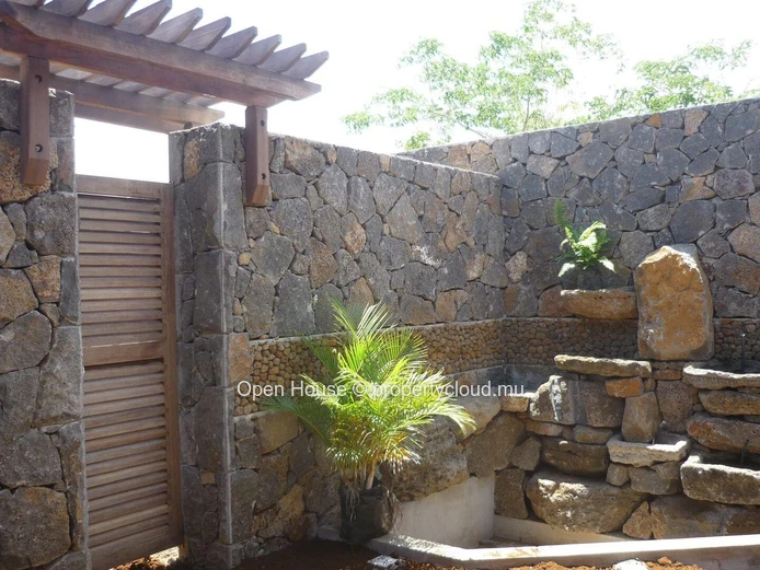 Villa de grand standing d'architecte, 5 chambres, 2 Masters, 4 SDB, piscine 20m, double garage.