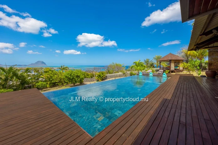 Villa d’exception avec vue panoramique sur le lagon et Le Morne à vendre à Rivière Noire, Ile Maurice