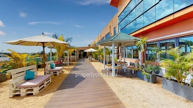 Your tailor-made office, at the heart of the action!